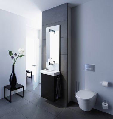 Das mehrfach designprämierte Modulsystem Tonicguest (Ideal Standard) ist schon fast ein Klassiker und zeigt, wie ein kleines Gäste-WC zur attraktiven Visitenkarte des Hauses wird. Die Modulysteme - bestehend aus Waschtisch, Spiegel mit integrierter Armatur und Glasablage, Beleuchtung, Unterschrank und Accessoires - sind aufeinander abgestimmt und können entsprechen den Räumlichkeiten miteinander kombiniert werden. Seifenspender, Handtuchhaken und Papierrollenhalter werden nicht auf den Fliesen sondenr am Waschtisch oder Unterschrank montiert. So ist es mögliche den knappen Raum im Gäste-Wc optimal zu nutzen. Außerdem kann man das kompakte System ohne großen Aufwand installieren. Und das Beste ist: Bei einem Umzug kann die komplette Einheit einfach mitgenommen und im neuen Heim wieder aufgestellt werden! Das mehrfach designprämierte Modulsystem Tonicguest (Ideal Standard) ist schon fast ein Klassiker und zeigt, wie ein kleines Gäste-WC zur attraktiven Visitenkarte des Hauses wird. Die Modulysteme - bestehend aus Waschtisch, Spiegel mit integrierter Armatur und Glasablage, Beleuchtung, Unterschrank und Accessoires - sind aufeinander abgestimmt und können entsprechen den Räumlichkeiten miteinander kombiniert werden. Seifenspender, Handtuchhaken und Papierrollenhalter werden nicht auf den Fliesen sondenr am Waschtisch oder Unterschrank montiert. So ist es mögliche den knappen Raum im Gäste-Wc optimal zu nutzen. Außerdem kann man das kompakte System ohne großen Aufwand installieren. Und das Beste ist: Bei einem Umzug kann die komplette Einheit einfach mitgenommen und im neuen Heim wieder aufgestellt werden!